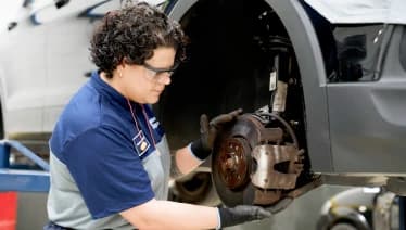 Especialista realiza a troca do disco de freio de um carro no Centro Automotivo Porto Serviço.