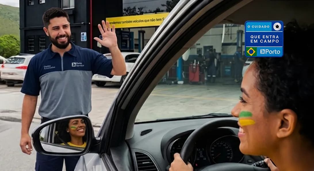 Cliente sorrindo dentro do carro enquanto técnico de centro automotivo acena ao lado do veículo, em frente a uma oficina da Porto.
